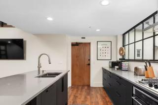 Urban Sanctuary Luxury Stay with Private Parking - 3