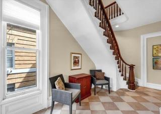 Historic Charm Modern Luxury Free Parking - 9