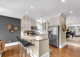 Historic Charm Modern Luxury Free Parking - 2