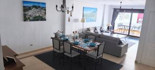 "Mountain View" 2 Bedroom Apartment with Pools Parking - 1