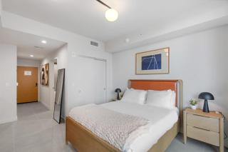 Prime Downtown Studio w Skyline Views - 2