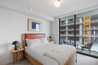 Prime Downtown Studio w Skyline Views - 9
