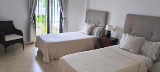 "Mountain View" 2 Bedroom Apartment with Pools Parking - 2