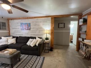 Charming Cottage fenced backyard & boat parking - 6