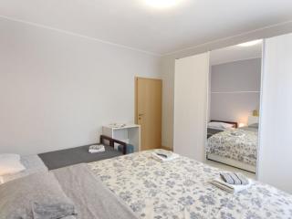 Apartment Große Wohnung in Umag mit Terrasse und Grill by Interhome - 5