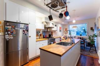 Spacious 3 Bedroom Toronto Home with Piano - 7