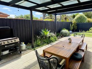 Holyhead Beach Retreat - 8