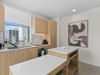 Downtown Stay with Rooftop Pool Amenities - 9