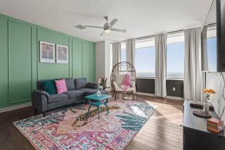 APT In Downtown W/Parking+Pool+MovieProjector+View - 2
