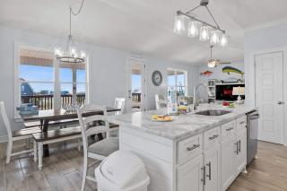 Family Coastal 4BR Home HotTub Deck 2Min Walk To Beach - 3