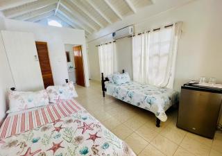 Dennis' Hideaway - 8