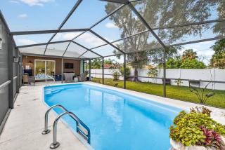 Family 3BR Apollo Beach Oasis Heated Pool BBQ CornHole - 1