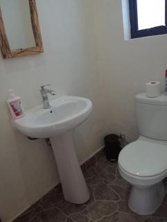 2br River Frontage House along Zambezi River - Enjoy Game & Canoeing Safaris as well as Boat Cruises & Fishing - Starlink Internet & Backup available - 6