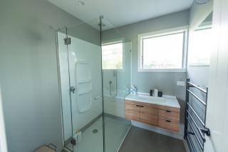 Central with lake views - 4