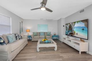 Amazing Heated Pool House Close to Beaches - 3