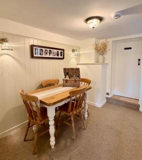 The Poppies, Norfolk, a charming coastal cottage - 2