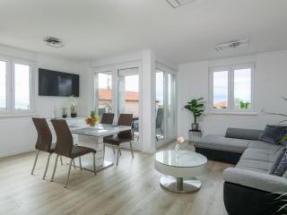 Apartment MA Premantura Luxus Apartment Nr- 3 mit Meerblick und Parkplatz für 2-2 Persone by Interhome - 1