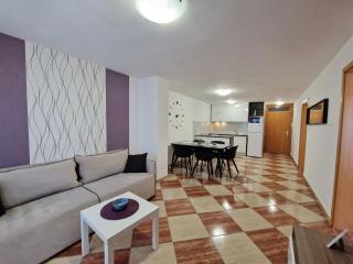 Apartment Modern eingerichtete Apartment für 4 Personen ideal für Famillien mit Kinder im by Interhome - 0