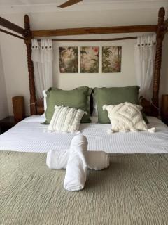 3BR Bali-Inspired Pool & Spa GC Skyline View - 5