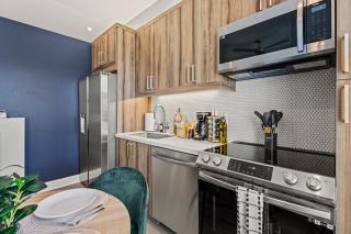 Cozy Downtown Stay Free WiFi and Parking NEW - 4