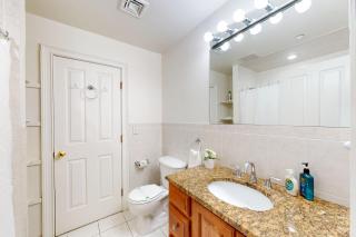 3-Bed 2-Bath Brookline Village Townhome w Deck - Brookline - 2