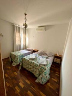 Sobrado INTEIRO com todas as comodidades e ótima localização - 1