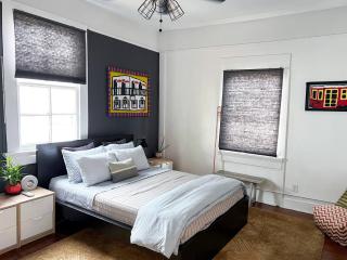Algiers duplex w full kitchen & streaming TVs - 8