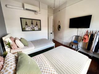 Algiers duplex w full kitchen & streaming TVs - 7