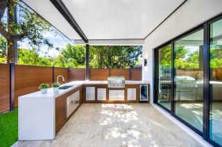 Up to 10 Guests! Design District Villa - 6