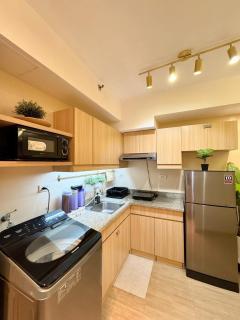 Studio Unit with Balcony at The Celandine QC - 9