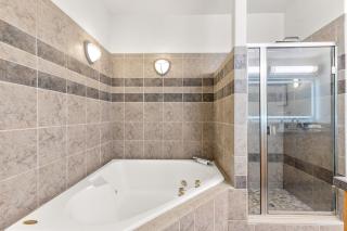 3100 SF 2 en suites, dedicated theatre-game room - 2