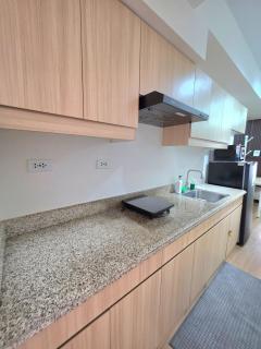 Minimalist Apartment with Queen size Bed at The Celandine - 4