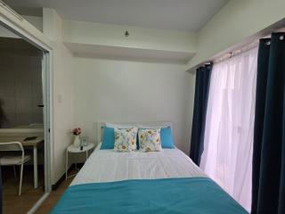 Minimalist Apartment with Queen size Bed at The Celandine - 9