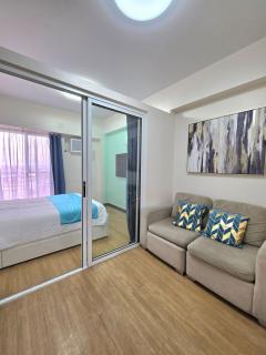 Minimalist Apartment with Queen size Bed at The Celandine - 8