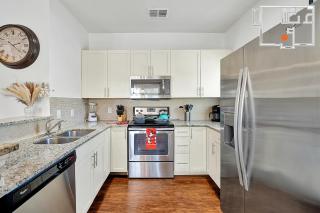 Charming Oasis with King Bed Close to Disney 4BR - 3