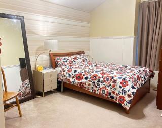 Spacious 3-Bedroom House, Queen Beds, Flexible Guests - 1