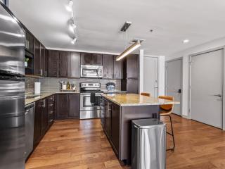 Luxury 17th Floor Downtown Dallas High-Rise with Free Parking, City Views, Pool & Gym - 2
