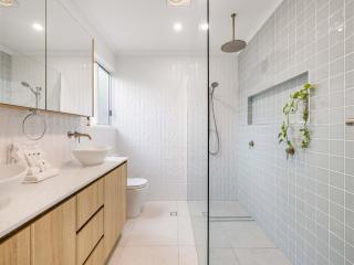 Spacious Coastal Retreat in the Heart of Maroochydore - 2