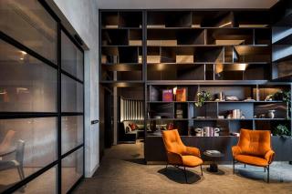 Luxury 2BR Retreat, Pool, Sauna & Prime CBD Locat - 8