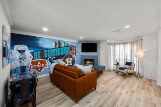 Walkable Montrose 2BR Townhome w Arcade, Mural, Sleeps 9 - 4