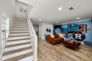 Walkable Montrose 2BR Townhome w Arcade, Mural, Sleeps 9 - 5