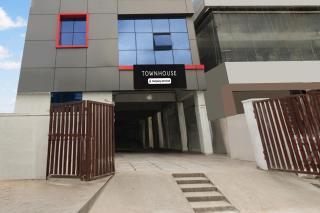 Super Townhouse Oak Kamineni Bus Stop - 1