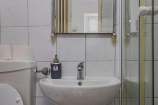 Modern 1-Bedroom Apartment Central Location - 4