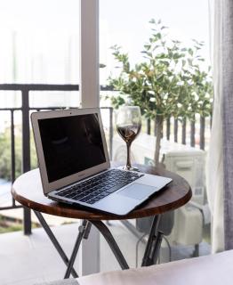 Urban Noir Studio at Ayala CBD, Fast WiFi, Netflix - 3