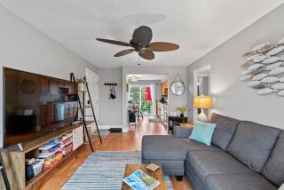 Beachside Condo w Stunning Lake Views - 4