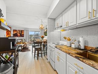 Modern Mtn Retreat Patio & Cozy Fall Vibes - 4