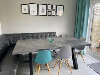 Spacious 5-Bedroom Home with Garden & Parking Near Station - 8