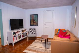 Modern 2BR Apartment, Walk to City & Harbour - 6