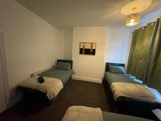 Luxury 4-Bed House with En-Suite Loft & Sky TV - 4