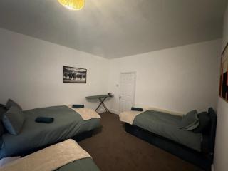 Luxury 4-Bed House with En-Suite Loft & Sky TV - 3